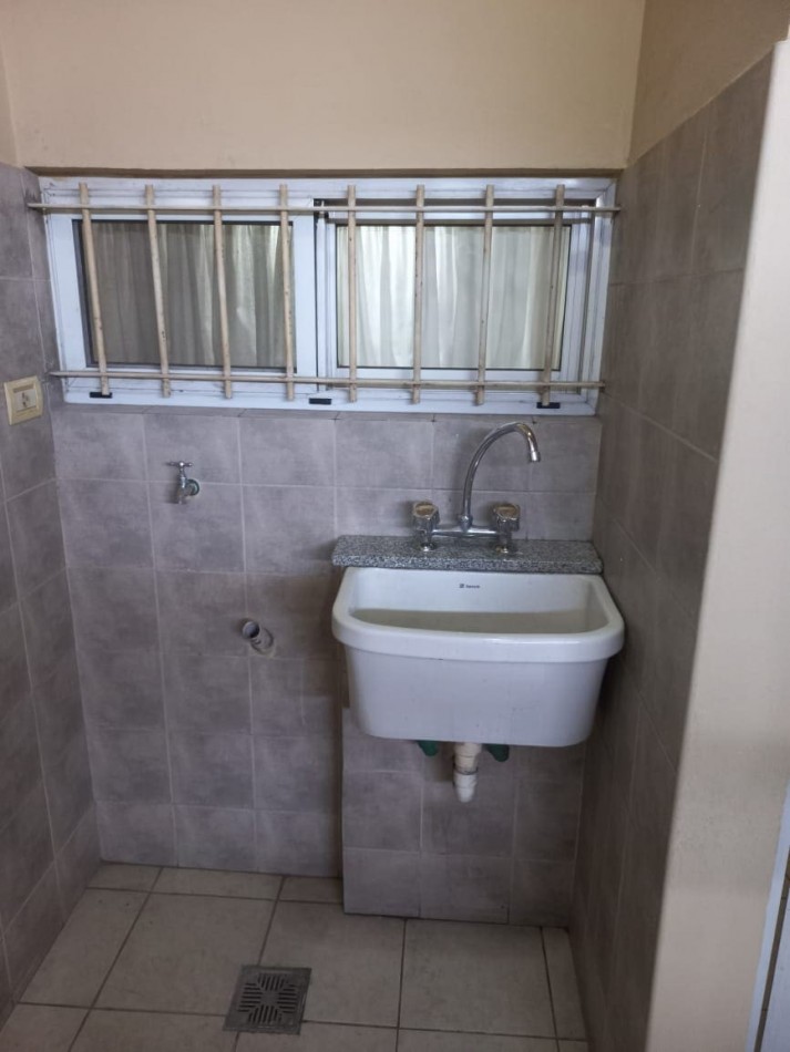 Duplex semiamoblado de 2 dormitorios con cochera en Pavon y Savio