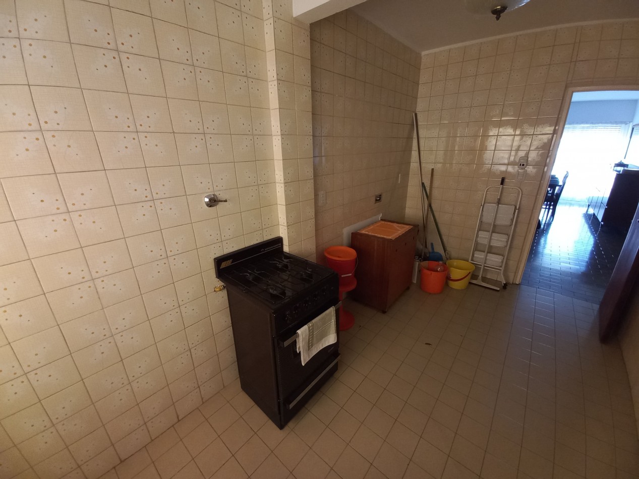 Departamento de dos dormitorios con cochera en Pellegrini 303