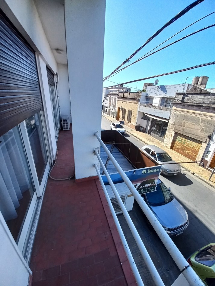 Departamento de dos dormitorios con cochera en Pellegrini 303