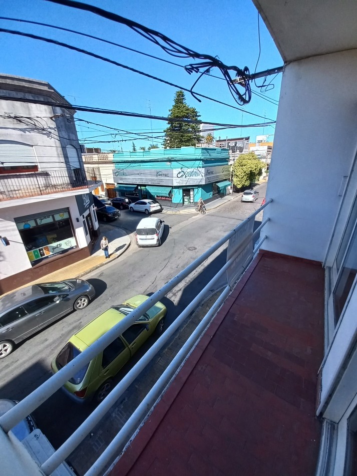 Departamento de dos dormitorios con cochera en Pellegrini 303