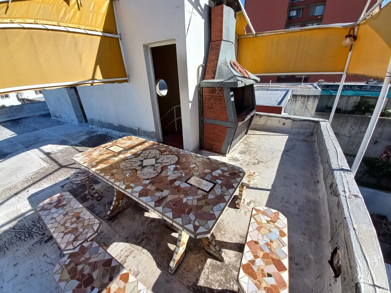 Departamento de dos dormitorios con cochera en Pellegrini 303