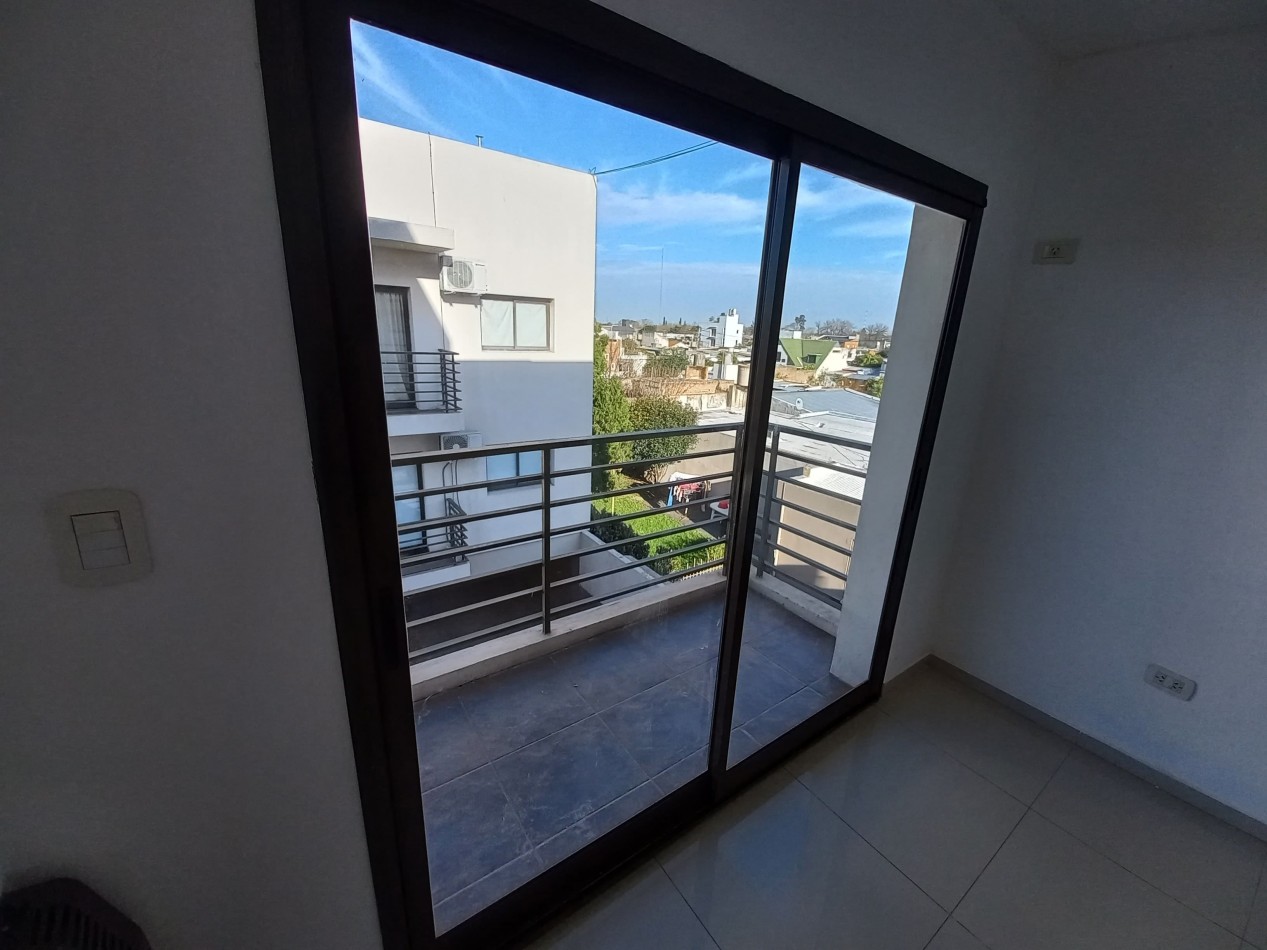 Depto. de 1 dormitorio y cochera en Juan B Justo 668