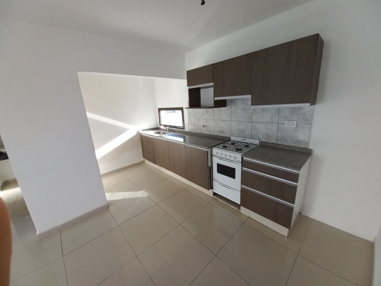 Depto. de 1 dormitorio y cochera en Juan B Justo 668