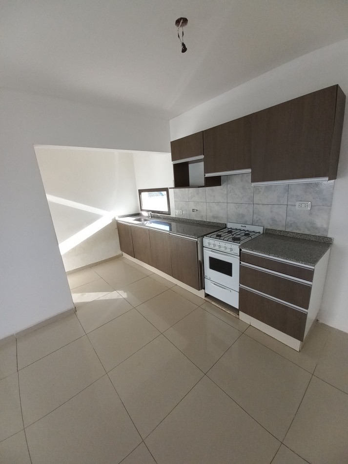 Depto. de 1 dormitorio y cochera en Juan B Justo 668