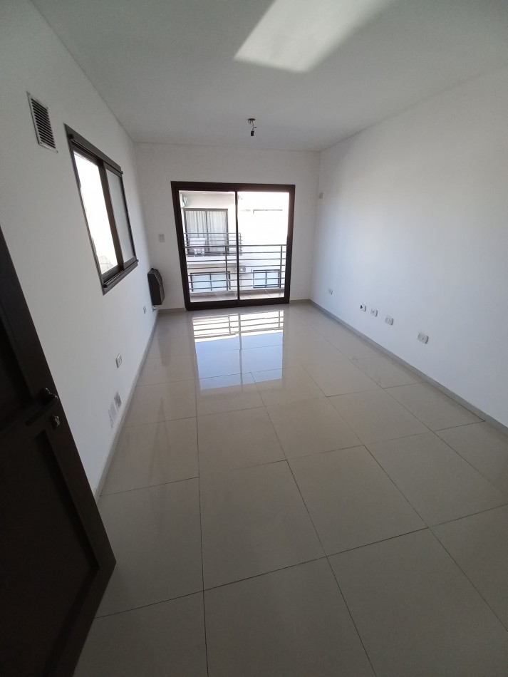 Depto. de 1 dormitorio y cochera en Juan B Justo 668