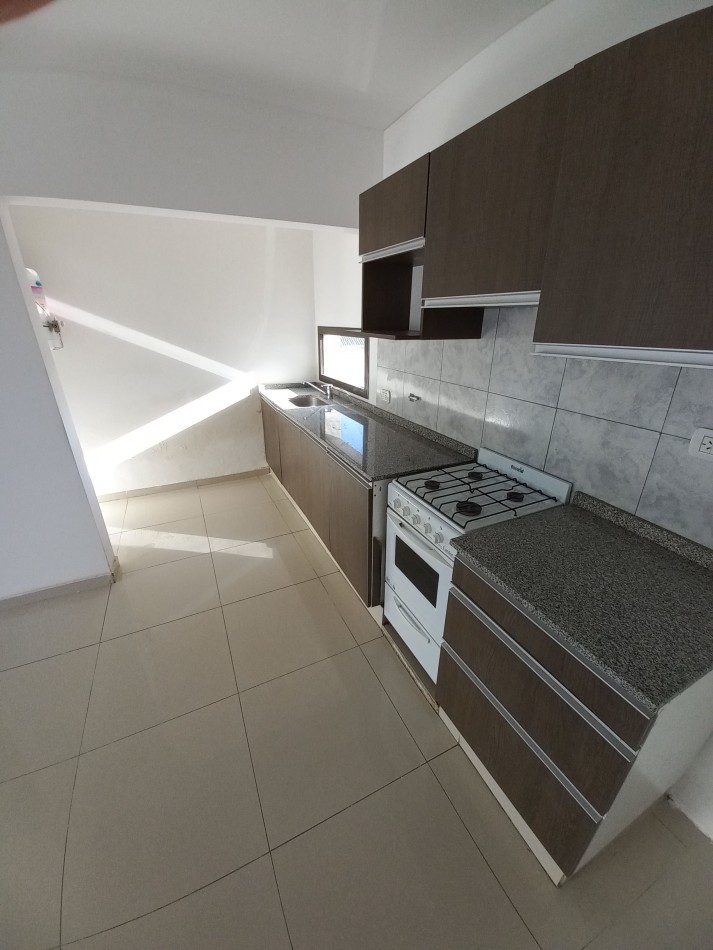 Depto. de 1 dormitorio y cochera en Juan B Justo 668