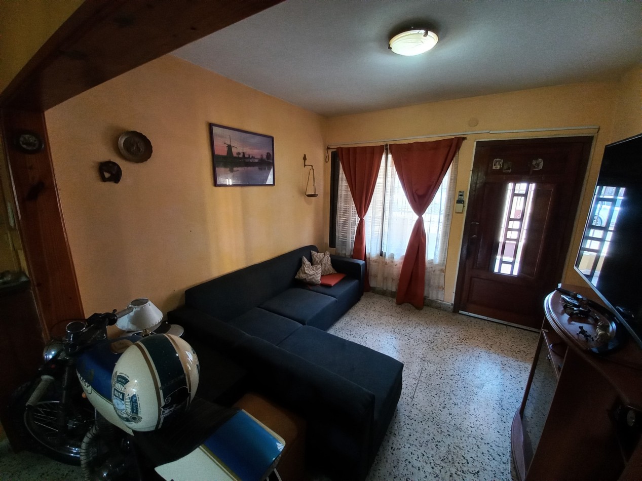 Casa de 2 dormitorios y dep. en Barrio Urquiza