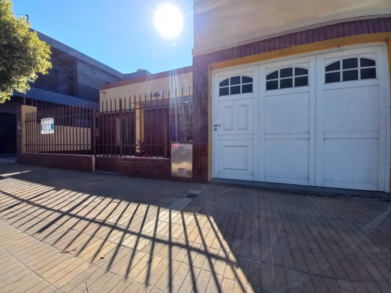 Casa de 2 dormitorios y dep. en Barrio Urquiza