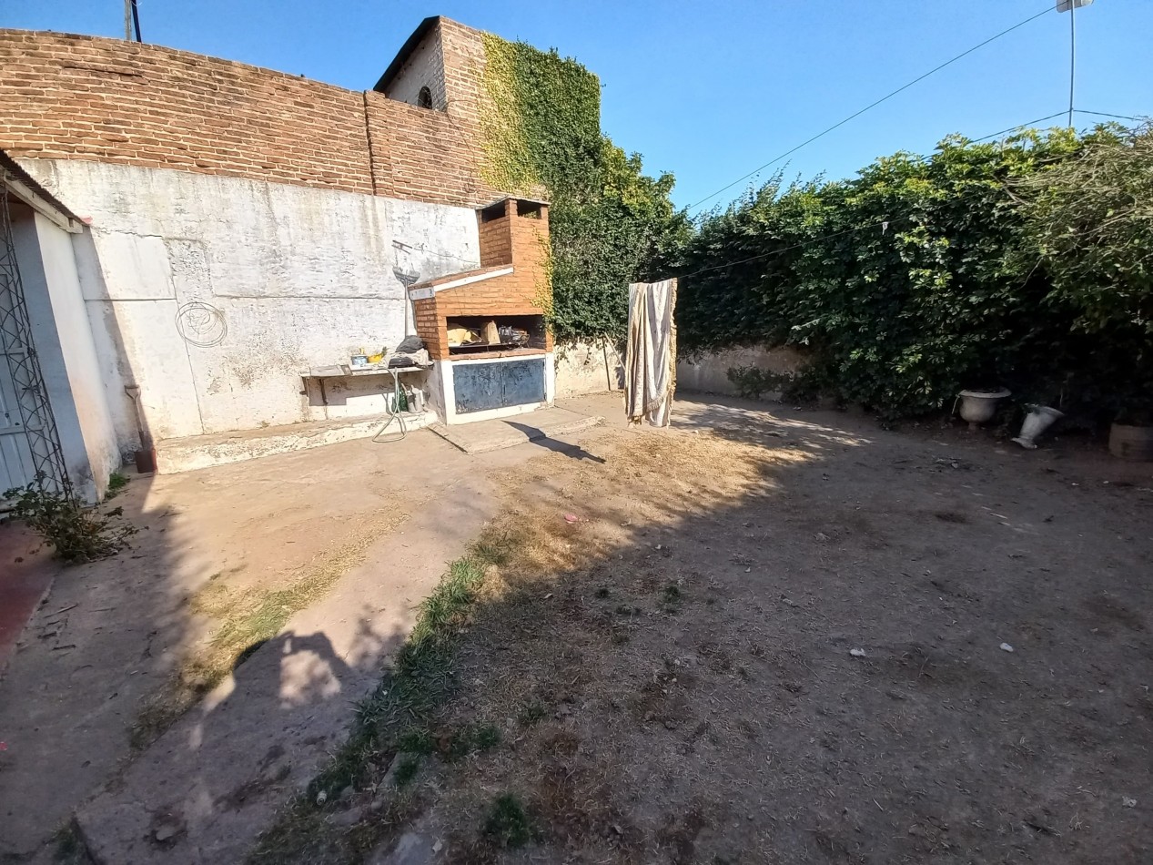 Casa de 2 dormitorios y dep. en Barrio Urquiza