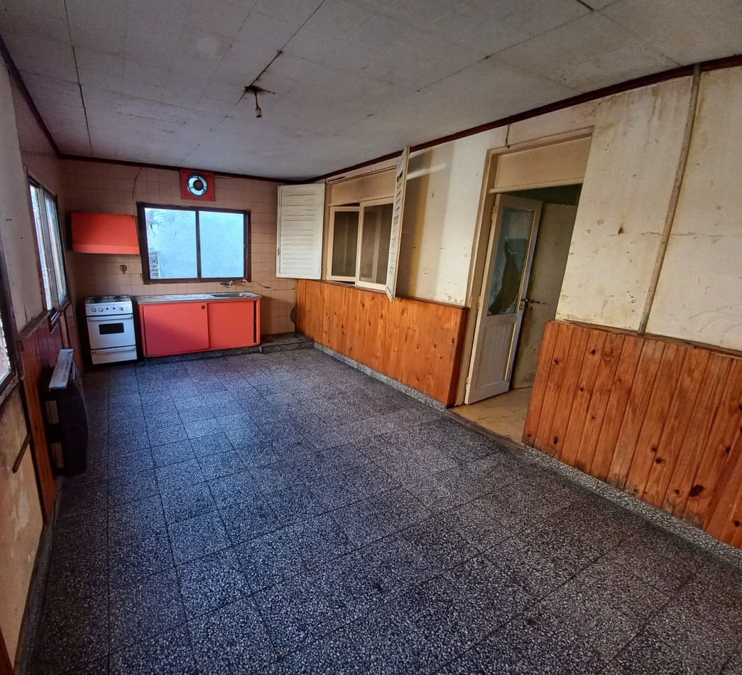 Casa a reciclar de 2 dormitorios, mas depto. en Barrio Quimica