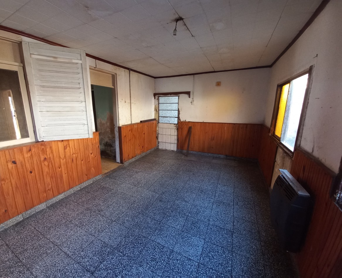Casa a reciclar de 2 dormitorios, mas depto. en Barrio Quimica