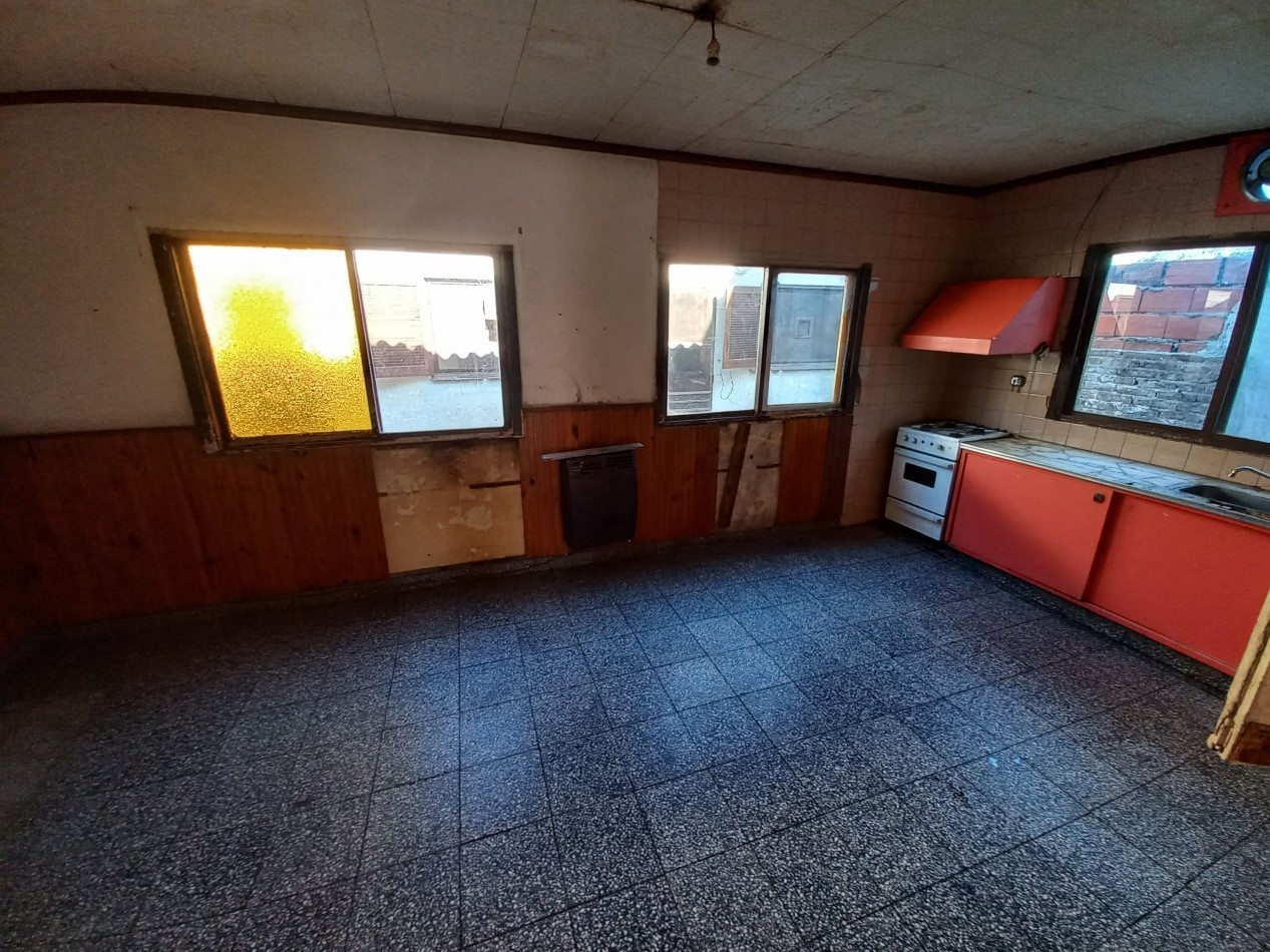 Casa a reciclar de 2 dormitorios, mas depto. en Barrio Quimica