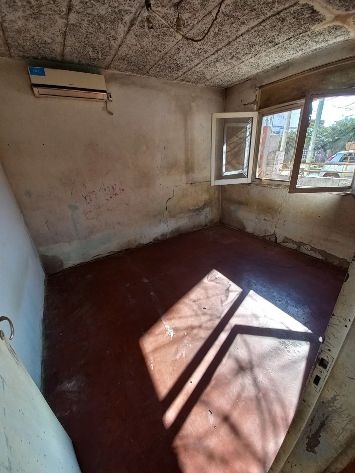 Casa a reciclar de 2 dormitorios, mas depto. en Barrio Quimica