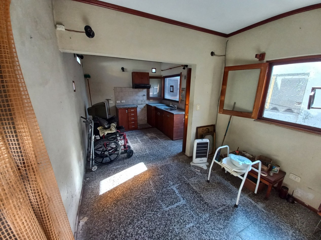 Casa a reciclar de 2 dormitorios, mas depto. en Barrio Quimica