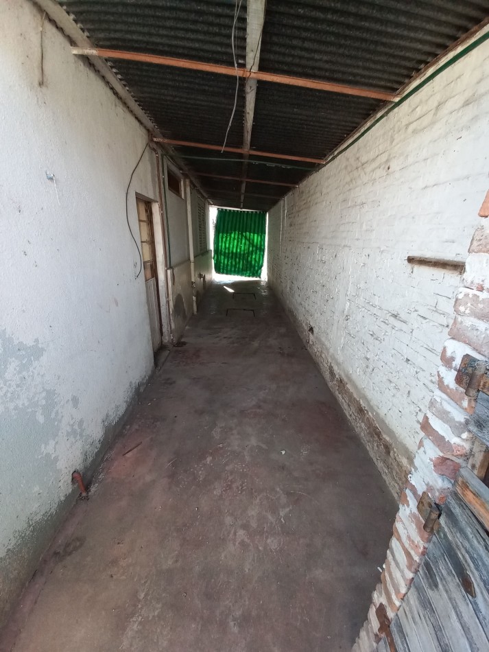 Casa a reciclar de 2 dormitorios, mas depto. en Barrio Quimica