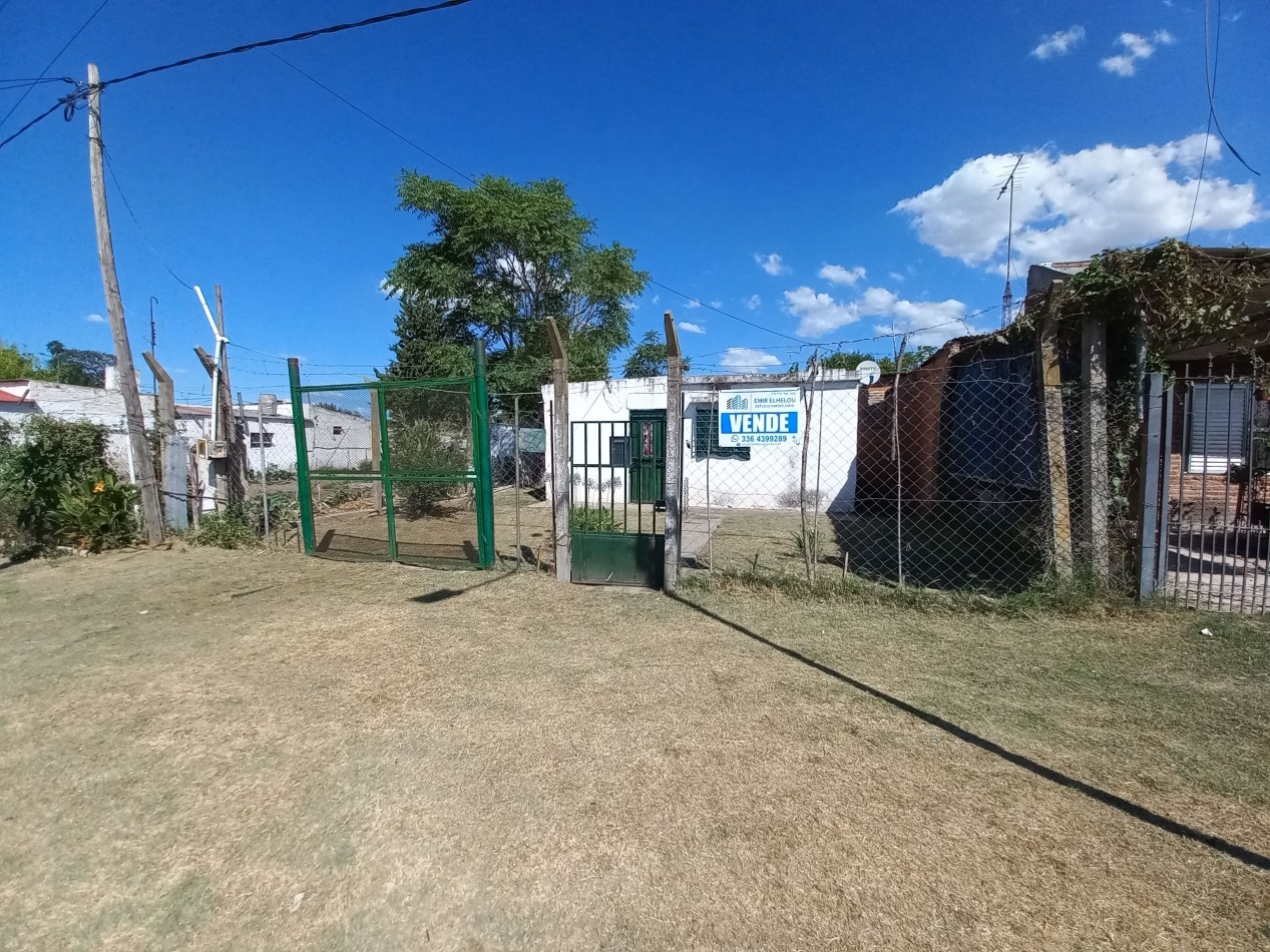 Casa de 2 dormitorios en gran lote en Villa Canto