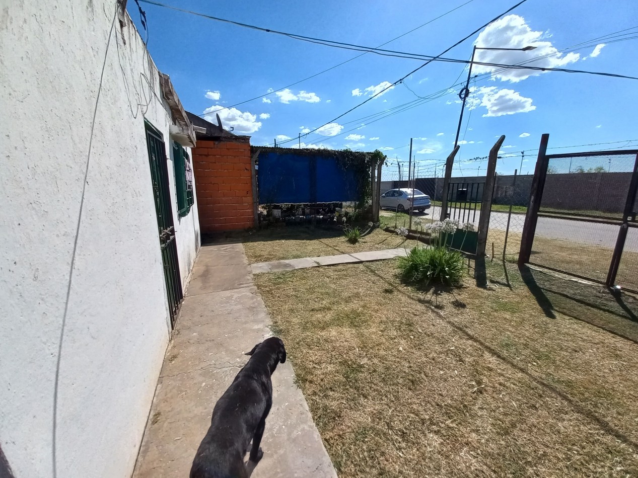 Casa de 2 dormitorios en gran lote en Villa Canto