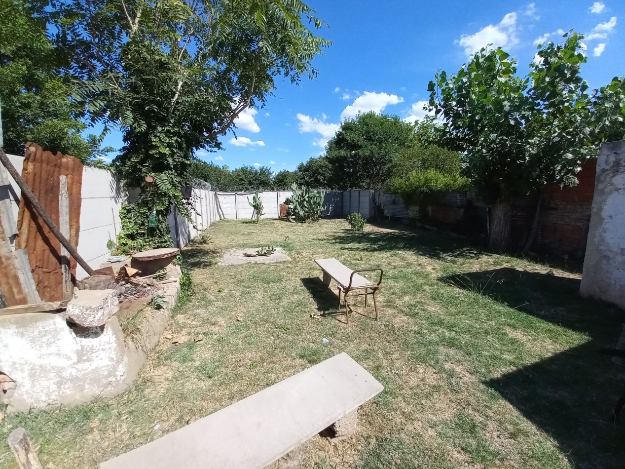 Casa de 2 dormitorios en gran lote en Villa Canto