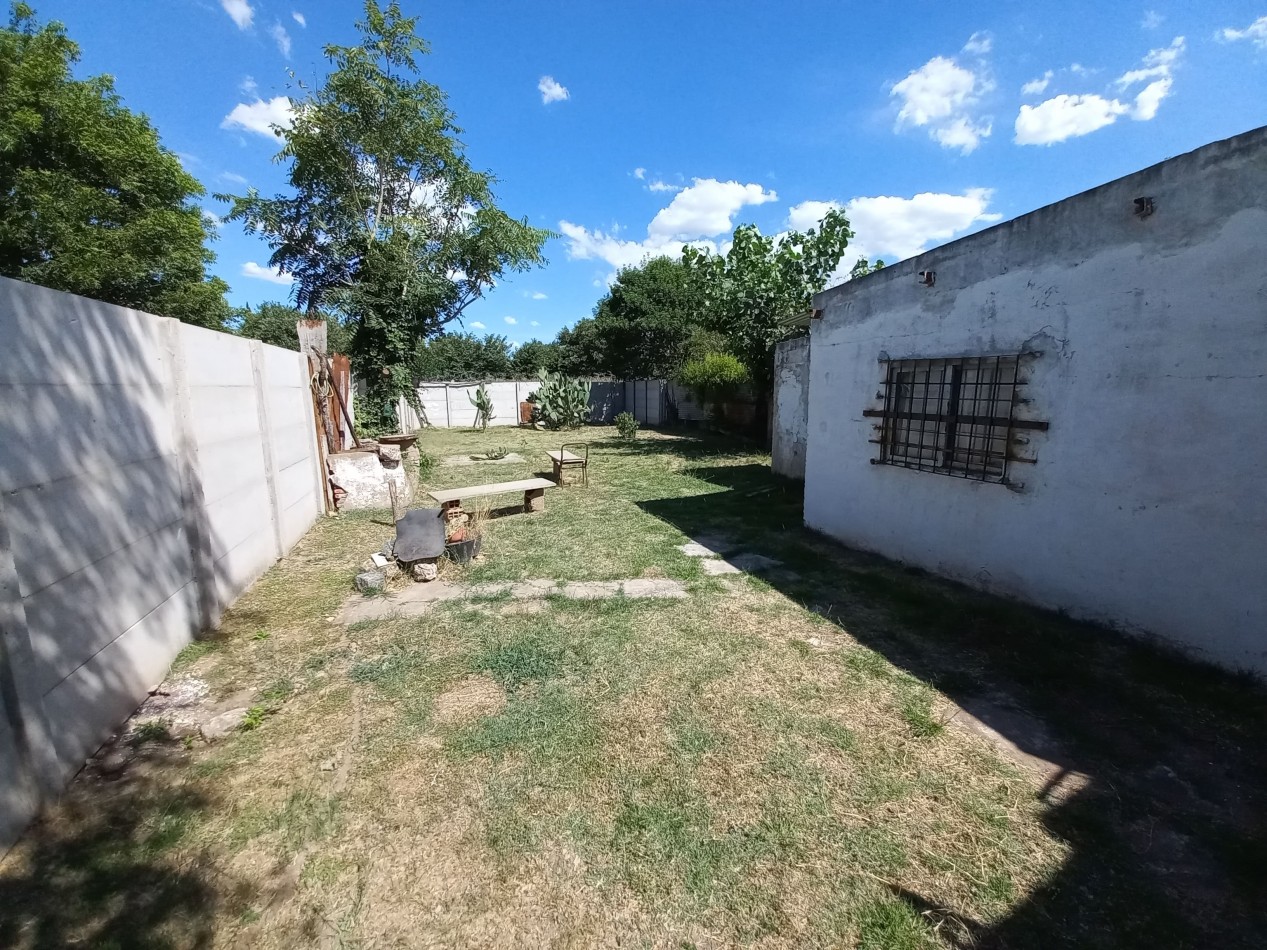 Casa de 2 dormitorios en gran lote en Villa Canto