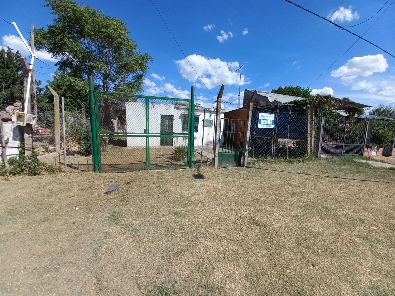 Casa de 2 dormitorios en gran lote en Villa Canto