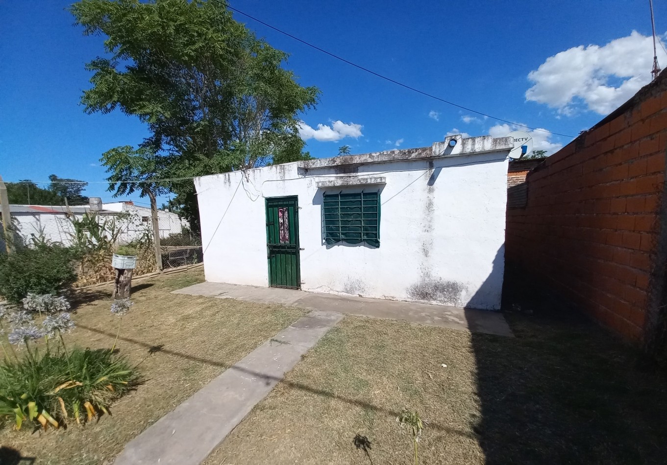 Casa de 2 dormitorios en gran lote en Villa Canto