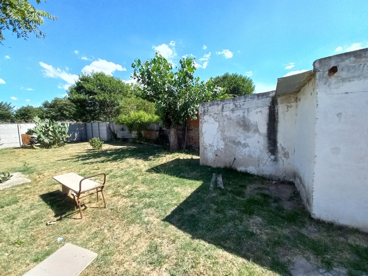 Casa de 2 dormitorios en gran lote en Villa Canto