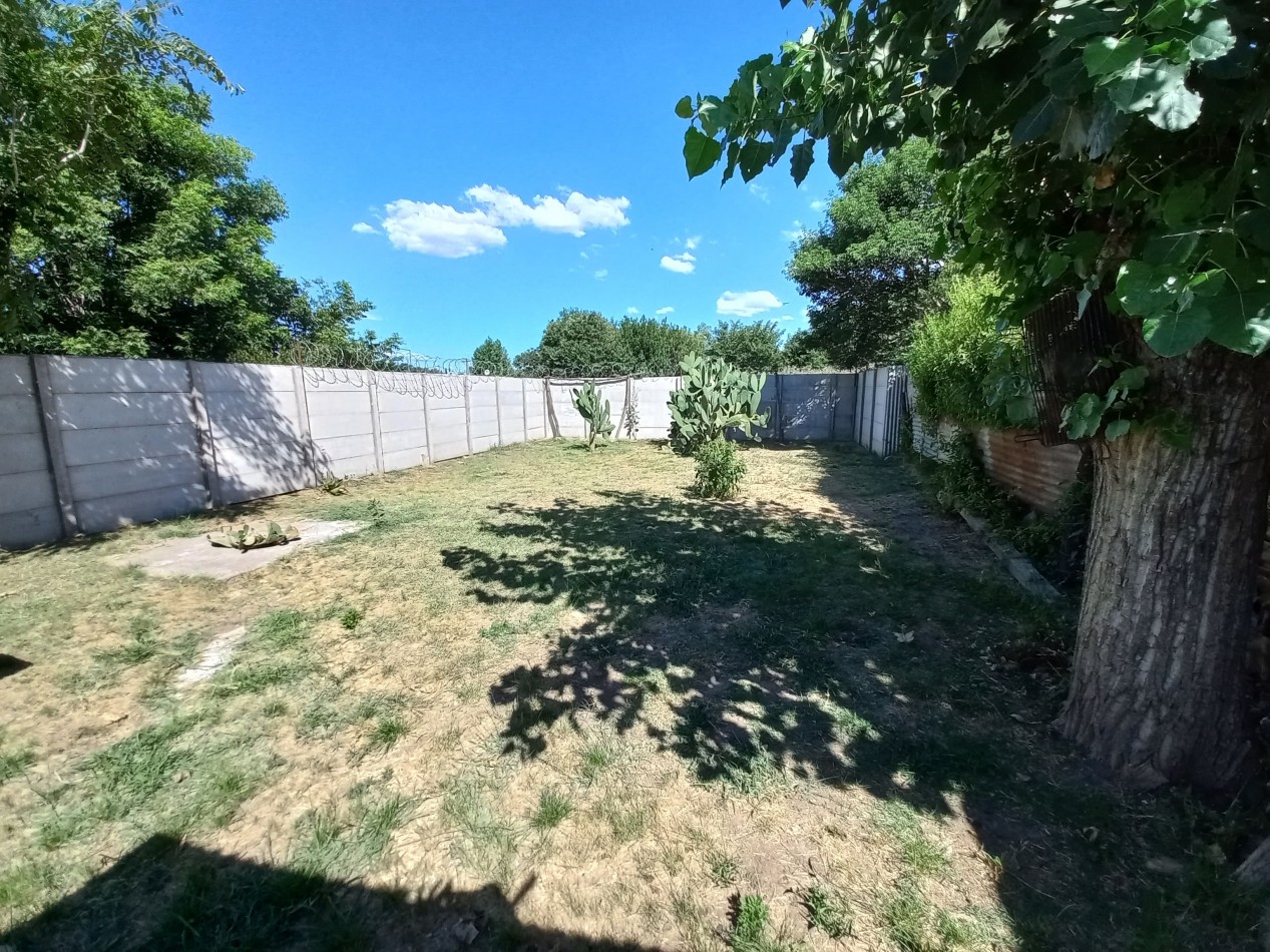 Casa de 2 dormitorios en gran lote en Villa Canto