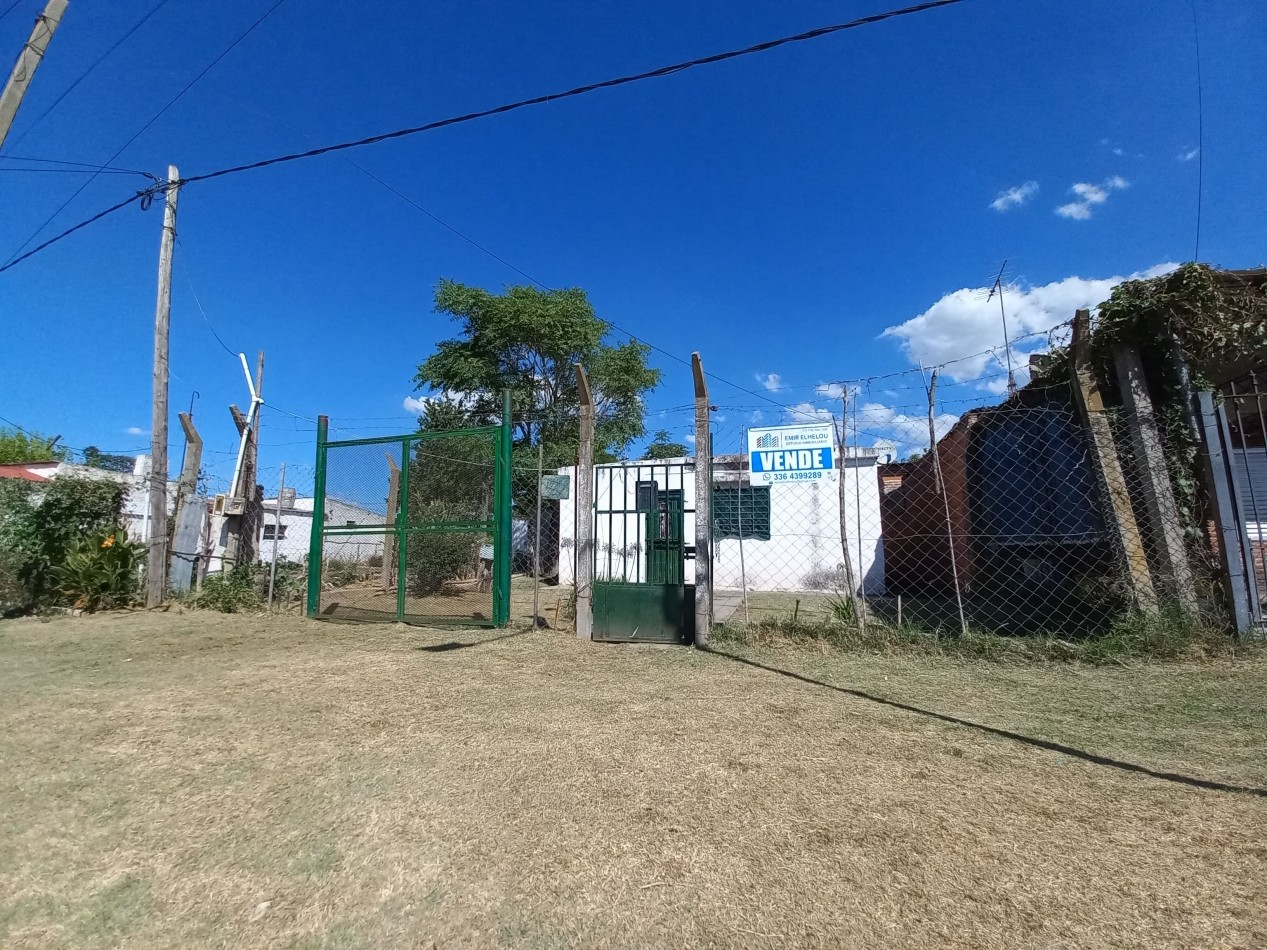 Casa de 2 dormitorios en gran lote en Villa Canto