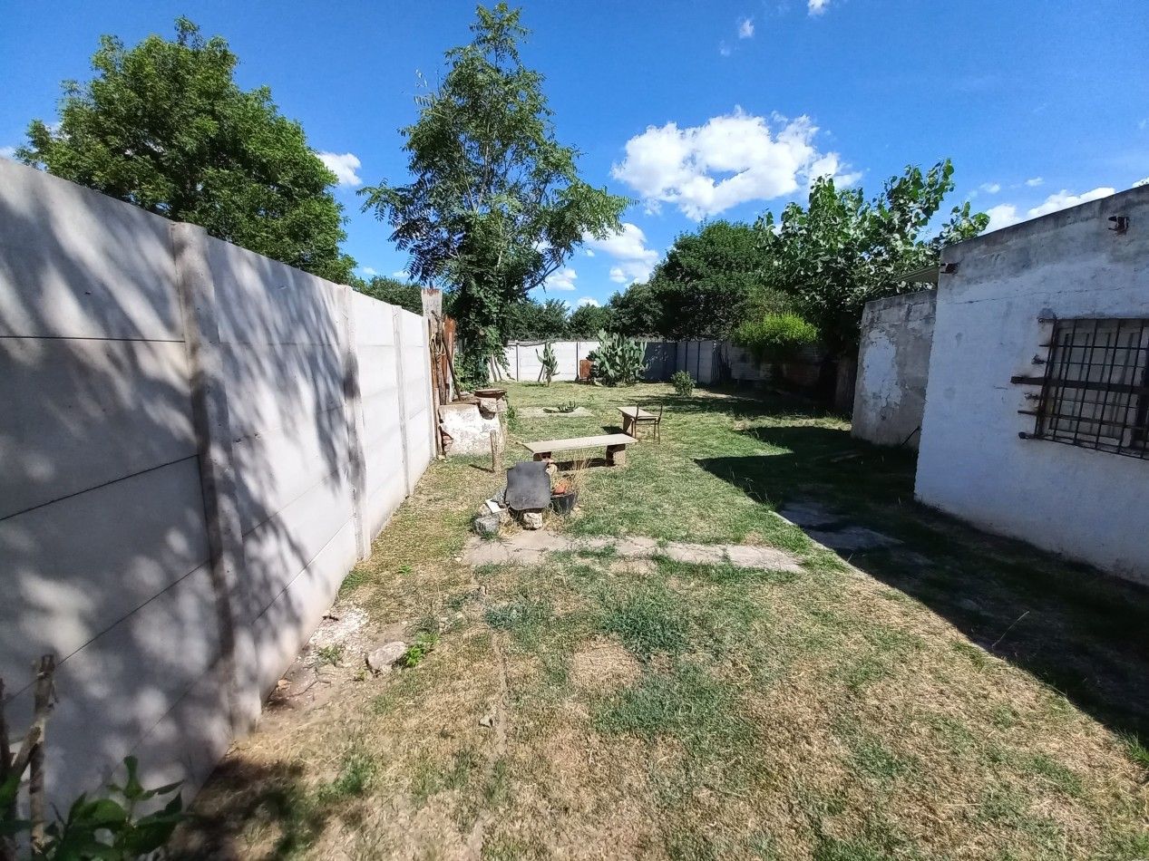 Casa de 2 dormitorios en gran lote en Villa Canto