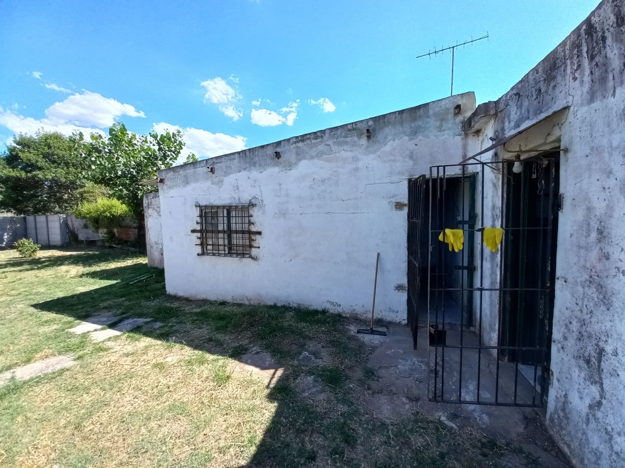 Casa de 2 dormitorios en gran lote en Villa Canto