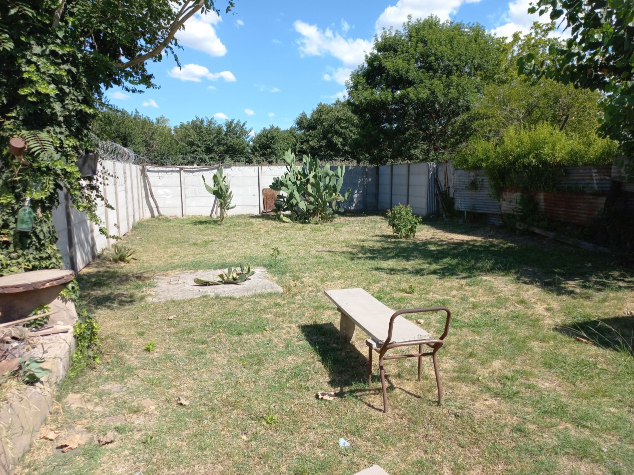 Casa de 2 dormitorios en gran lote en Villa Canto