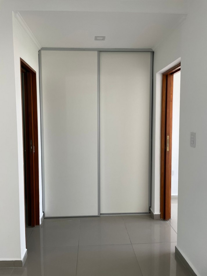 Departamento de 1 dormitorio con cochera y espacio vehicular en Balcarce 346