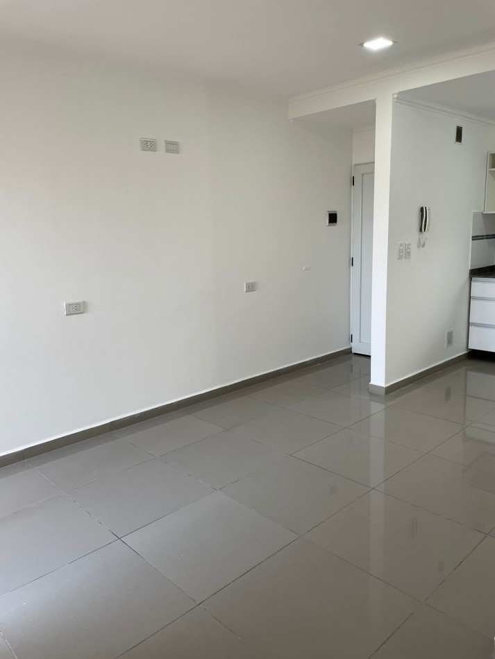 Departamento de 1 dormitorio con cochera y espacio vehicular en Balcarce 346