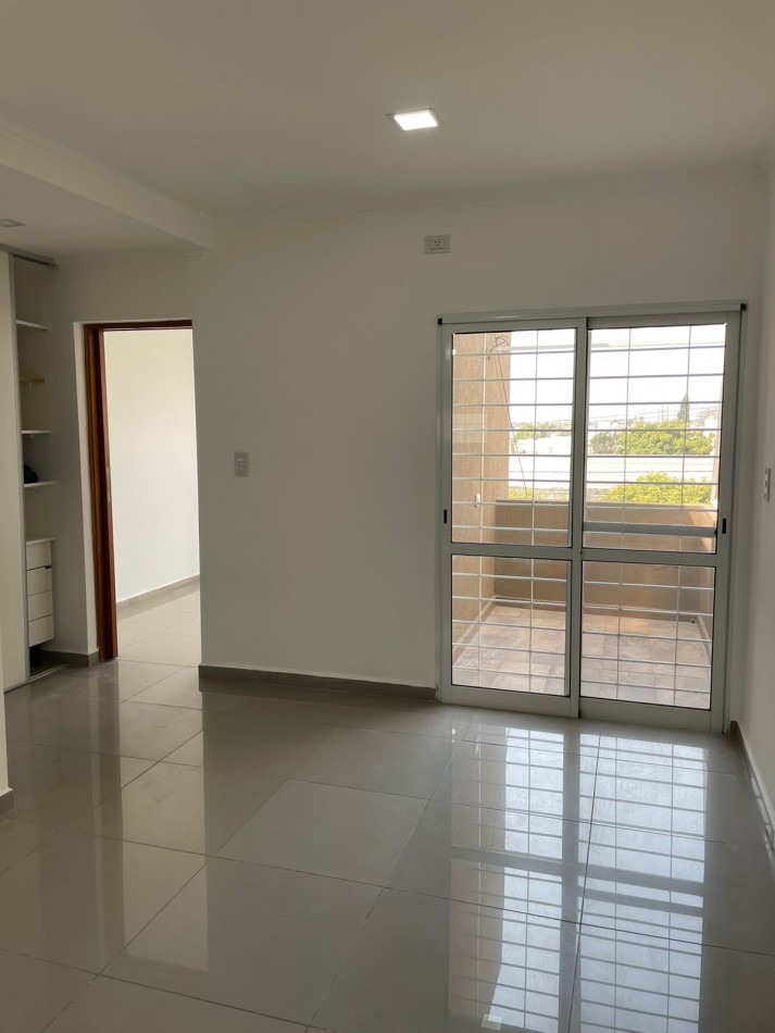 Departamento de 1 dormitorio con cochera y espacio vehicular en Balcarce 346