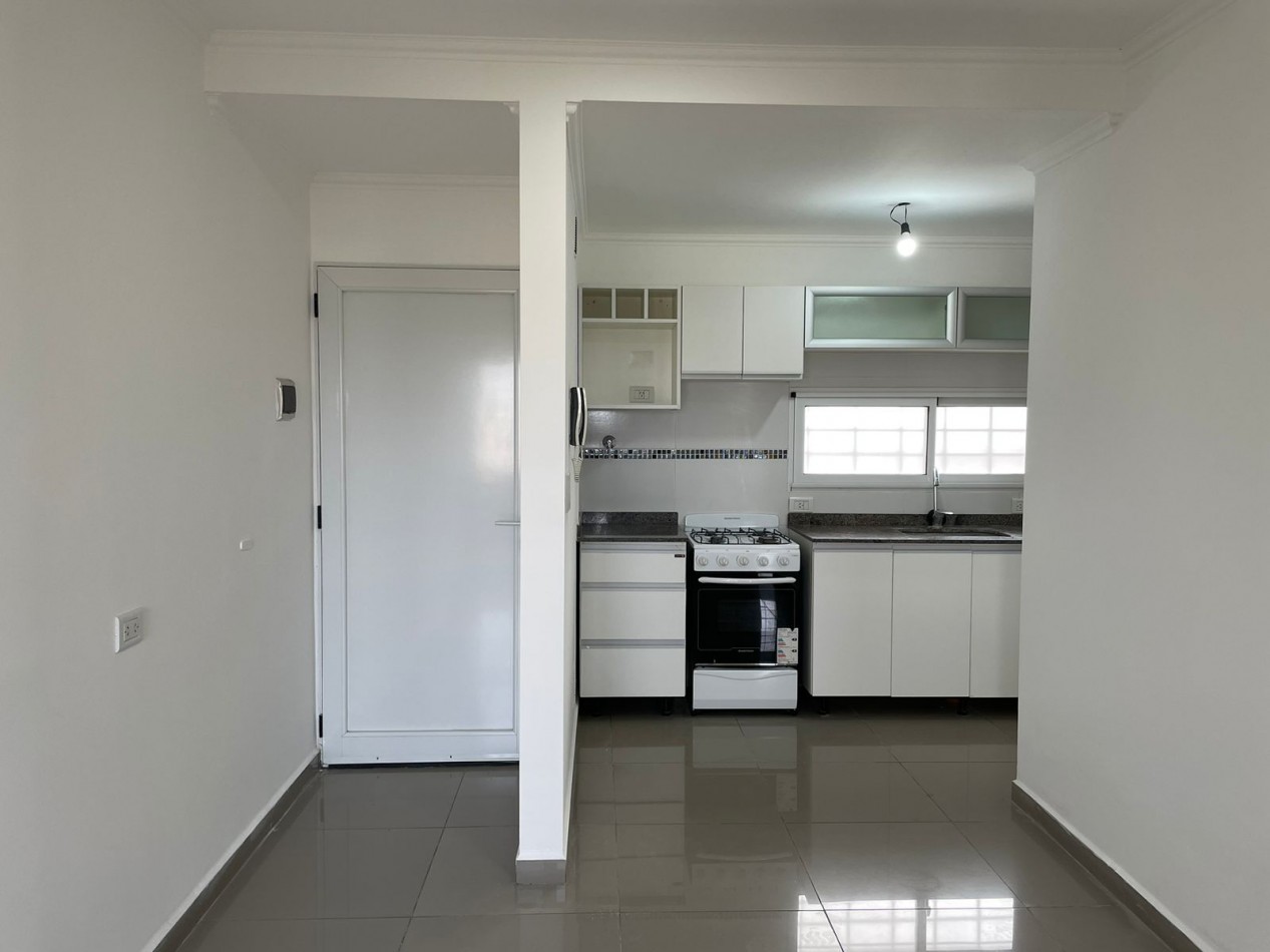 Departamento de 1 dormitorio con cochera y espacio vehicular en Balcarce 346