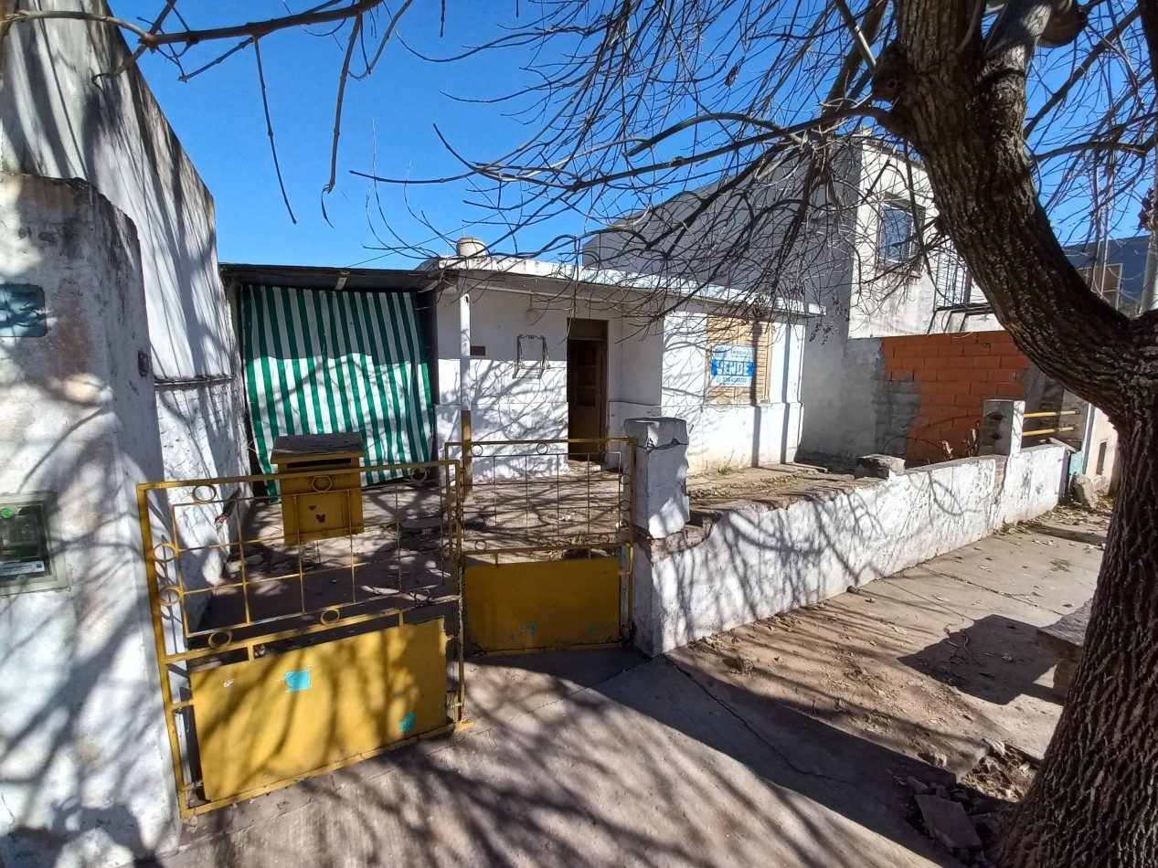 Casa a reciclar de 2 dormitorios, mas depto. en Barrio Quimica