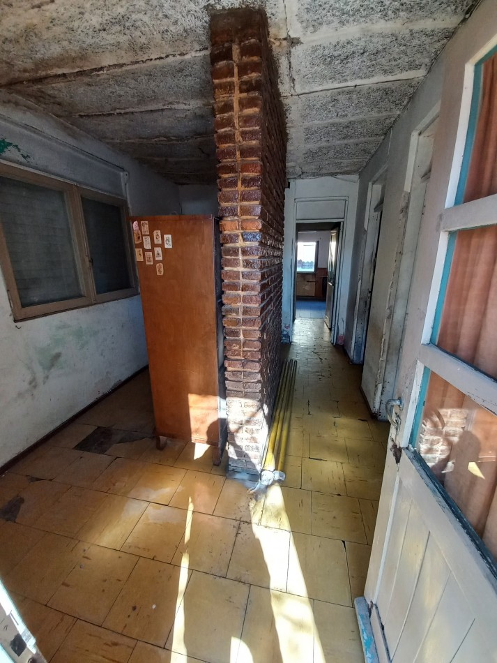 Casa a reciclar de 2 dormitorios, mas depto. en Barrio Quimica