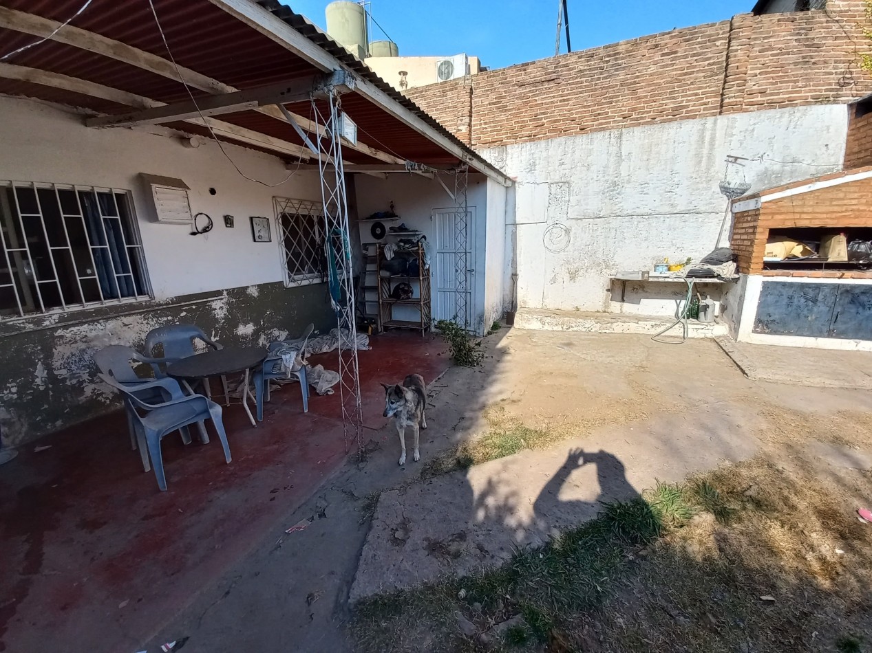 Casa de 2 dormitorios y dep. en Barrio Urquiza