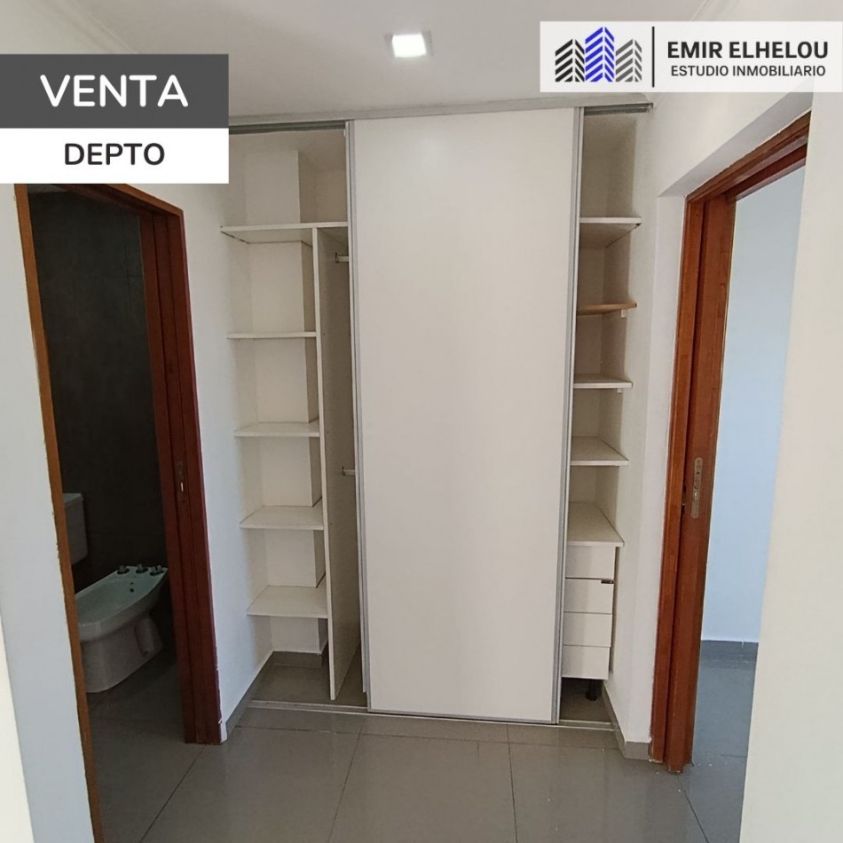 Departamento de 1 dormitorio con cochera y espacio vehicular en Balcarce 346