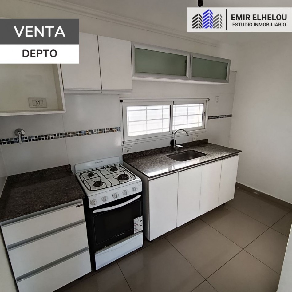 Departamento de 1 dormitorio con cochera y espacio vehicular en Balcarce 346