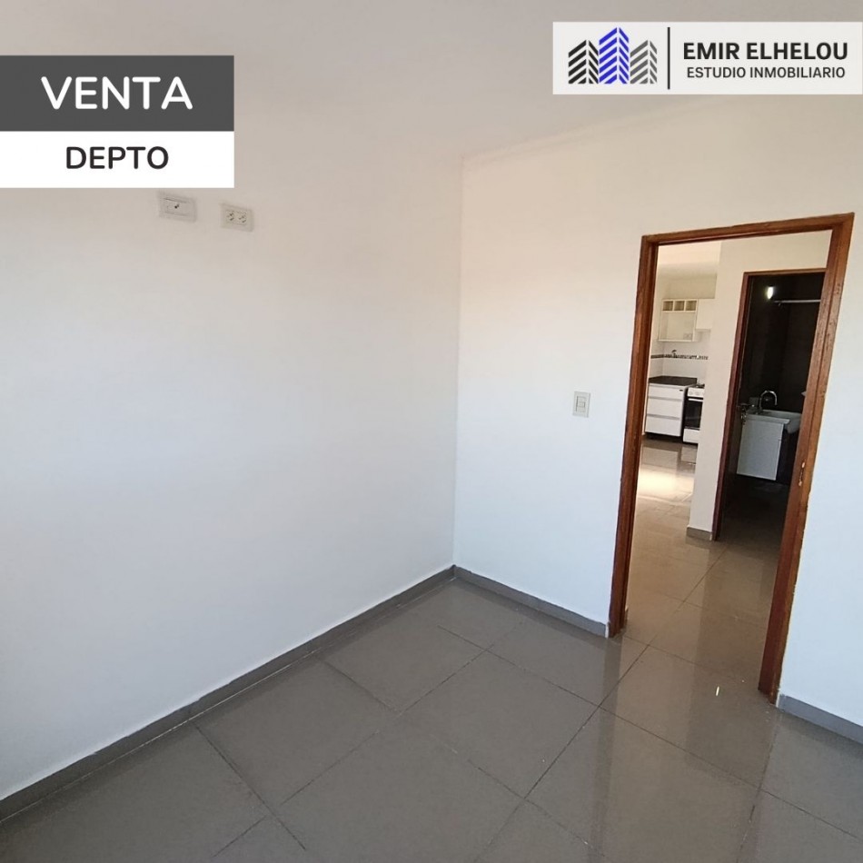 Departamento de 1 dormitorio con cochera y espacio vehicular en Balcarce 346