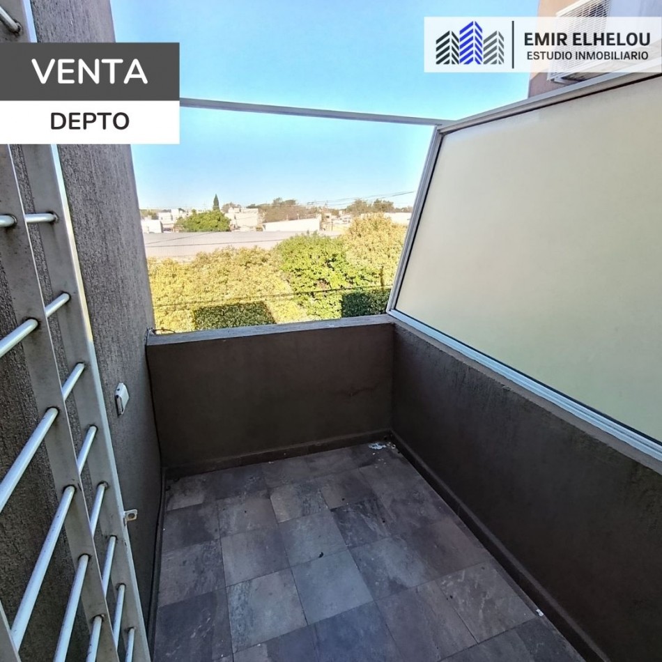 Departamento de 1 dormitorio con cochera y espacio vehicular en Balcarce 346