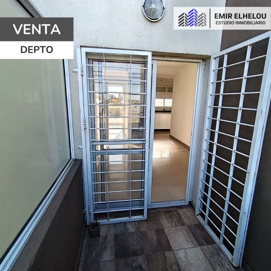 Departamento de 1 dormitorio con cochera y espacio vehicular en Balcarce 346