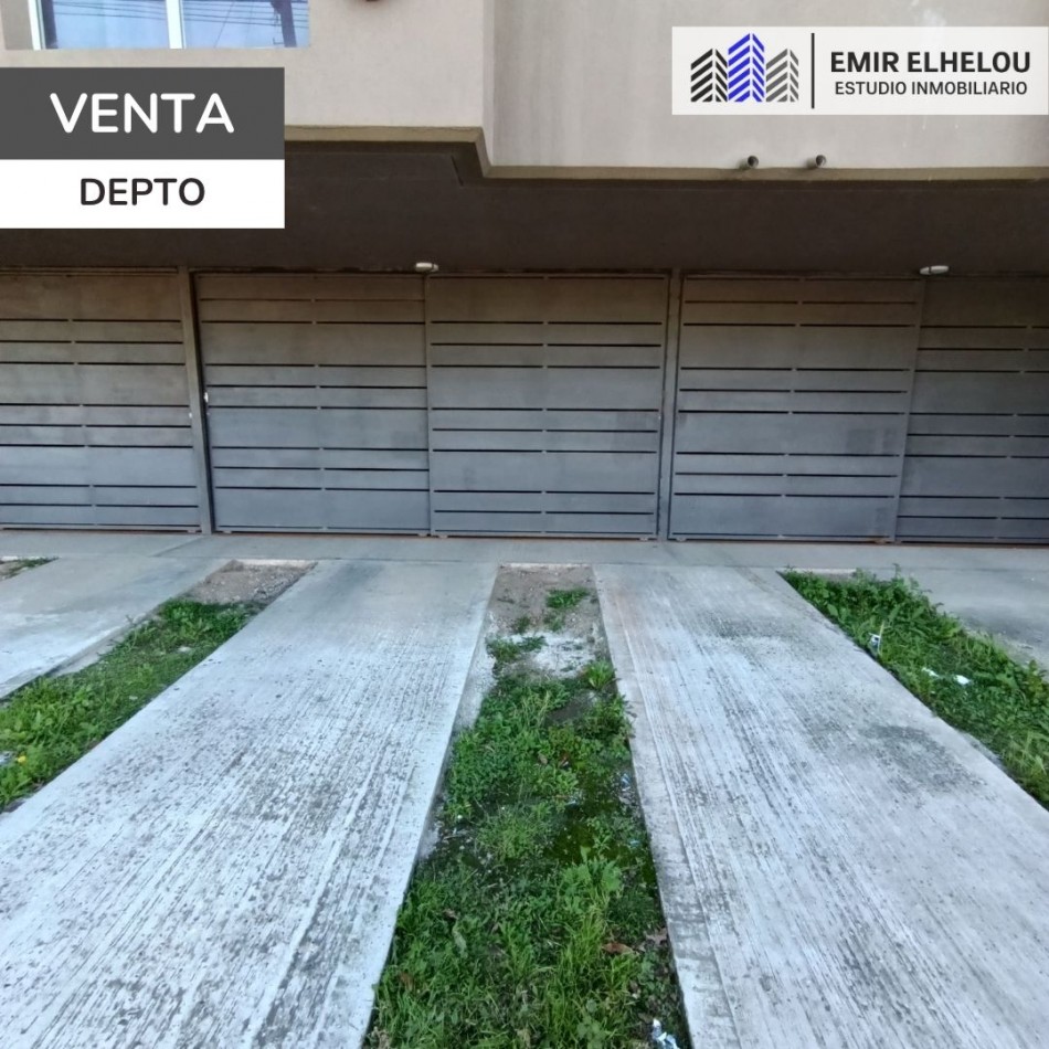 Departamento de 1 dormitorio con cochera y espacio vehicular en Balcarce 346