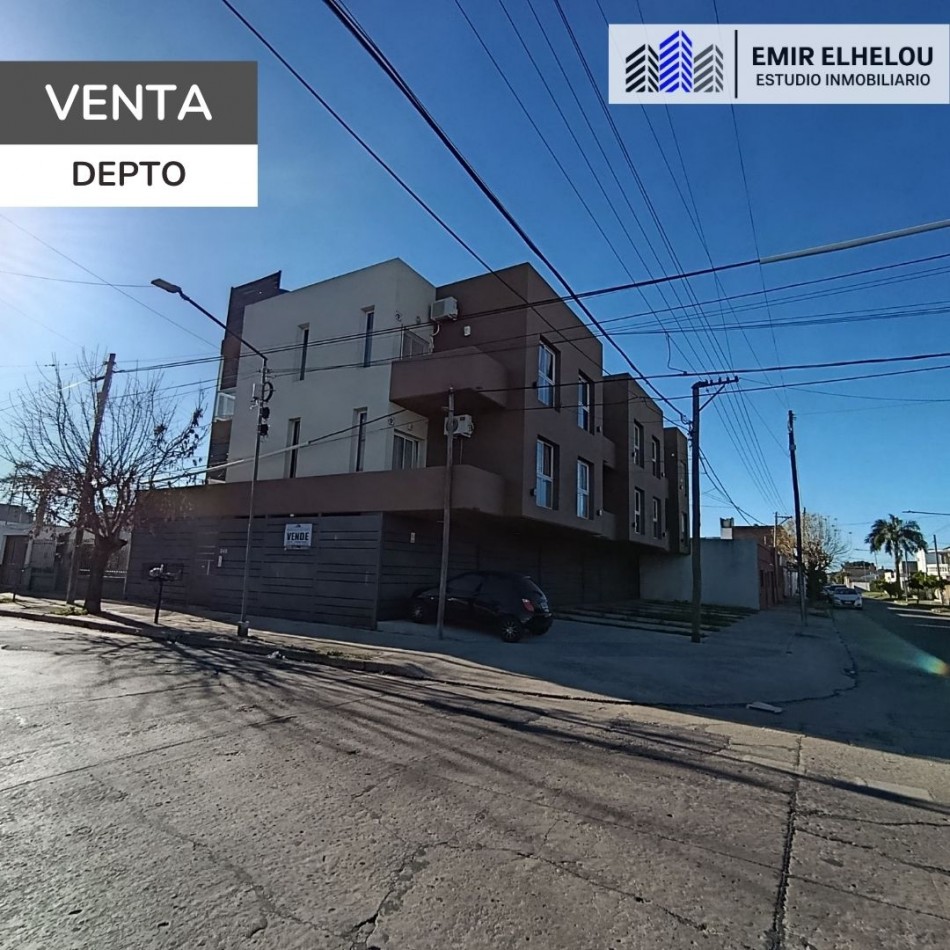 Departamento de 1 dormitorio con cochera y espacio vehicular en Balcarce 346
