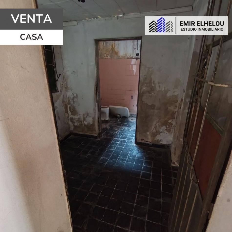 Casa a reciclar en amplio lote en Lamadrid 174