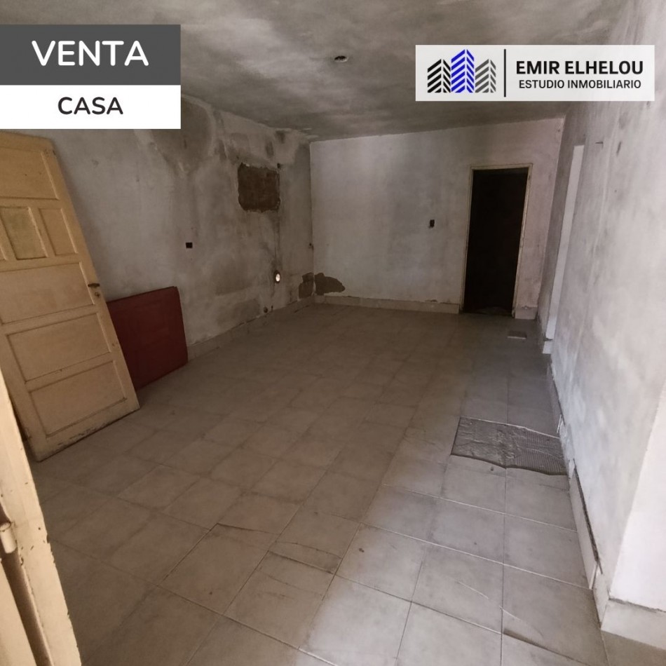 Casa a reciclar en amplio lote en Lamadrid 174