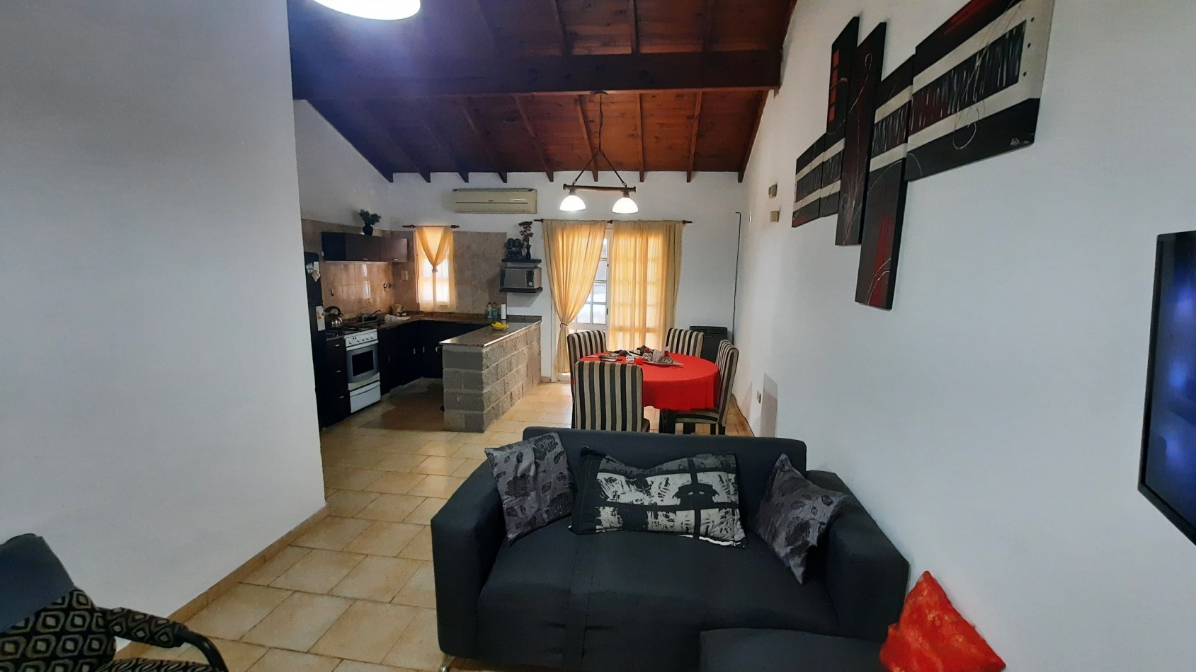 Casa de 2 dormitorios y Local comercial en esquina en Del Forno 131