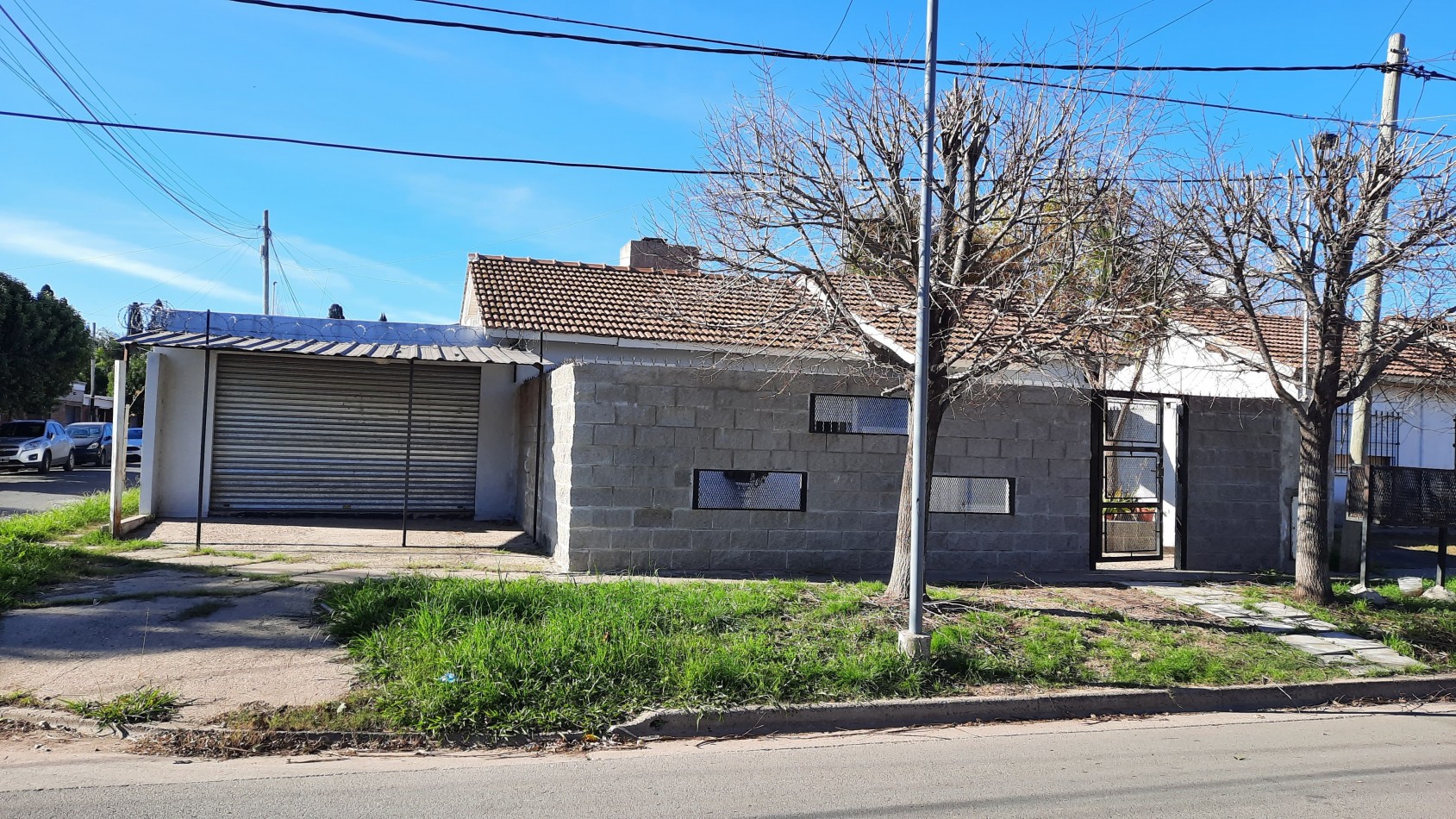 Casa de 2 dormitorios y Local comercial en esquina en Del Forno 131