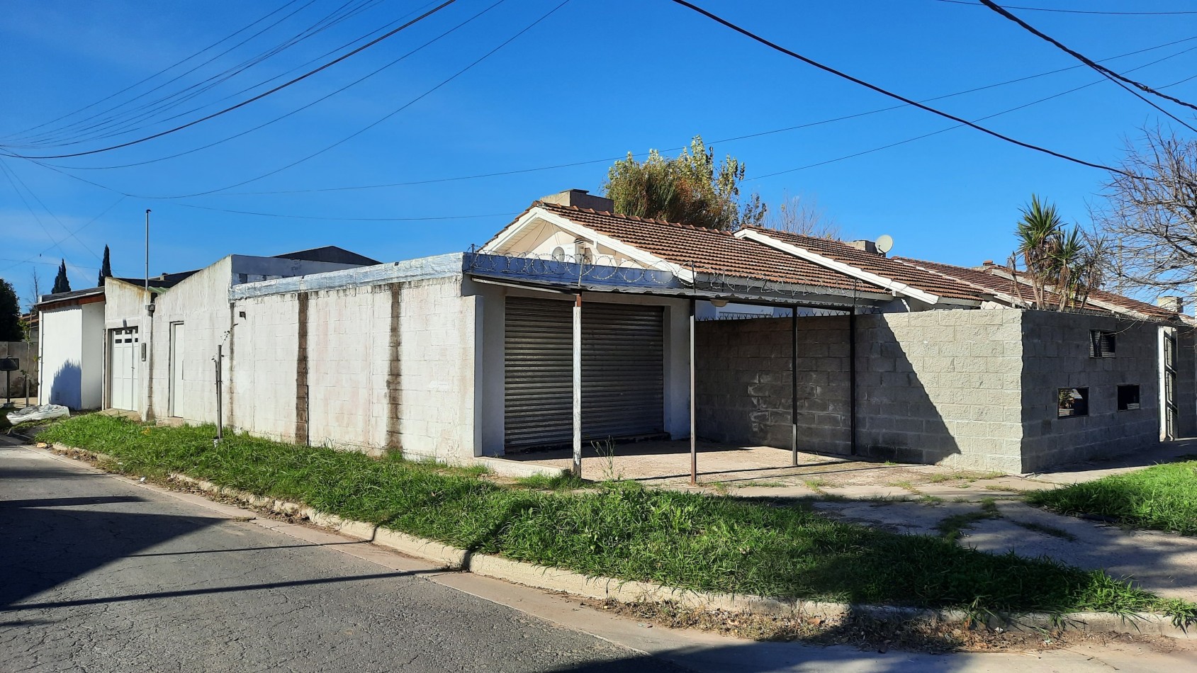 Casa de 2 dormitorios y Local comercial en esquina en Del Forno 131